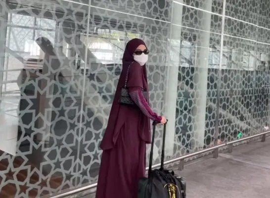 Azizah Salsha berangkat umrah ditengah isu selingkuh hingga video syur. (Tangkapan Layar Instagram @ratunamira)