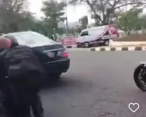 Viral detik-detik paspampres jatuh dari motor. (Foto: Tangakapan Layar Instagram @lagi.viral)