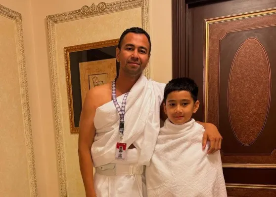 Raffi Ahmad dan Rafathar jalani ibadah umrah hingga cium ka'bah. (Instagram @raffinagita717/POSKOTA)