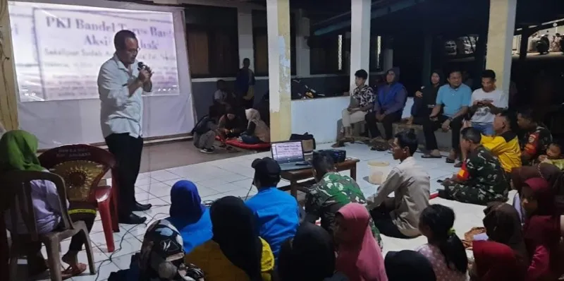 Camat Angsana saat memberikan sambutan dalam acara nobar film G30S/PKI. (Ist).