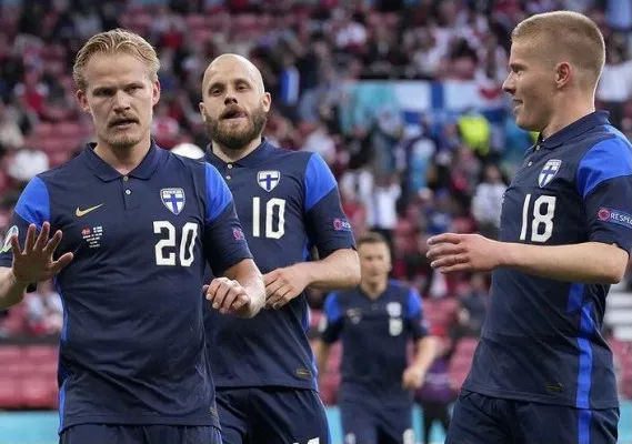 Pemain Finlandia saat merayakan kemenangan atas Denmark dalam lanjutan Euro 2020. (instagram : euro 2020)