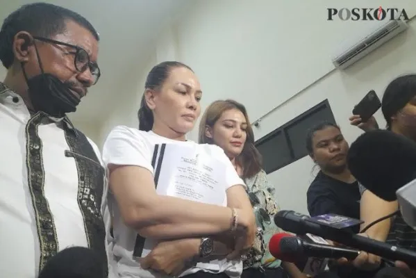 Sahabat Nikita Mirzani, Fitri Salhuteru saat hadir di PN Serang (Bilal)