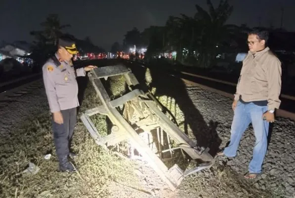 Kepolisian saat mengecek tabrakan forklift dan kereta di Cikarang Timur. (Ist).