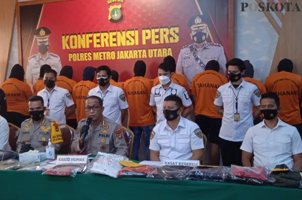 11 mata elang yang berhasil dibekuk polisi saat dihadapkan ke awak media di Mapolres Metro Jakarta Utara. (foto: poskota/cahyono)