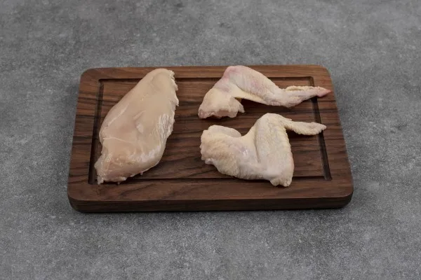 Daging ayam menjadi makanan kaya kolagen yang bisa dikonsumsi untuk merawat kesehatan kulit. (Foto: Freepik/azerbaijan_stockers)