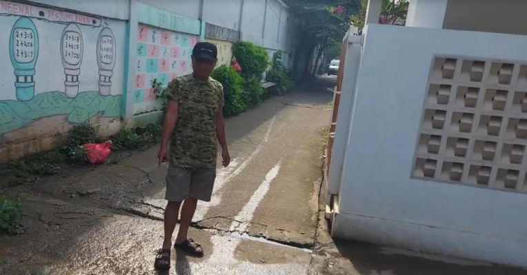 Marsadi sedang menunjukan lokasi kejadian gang botol, korban putrinya menjadi korban begal HP. (Angga)