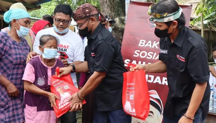 Relawan Ganjar Pranowo membagikan  sembako. (ist)