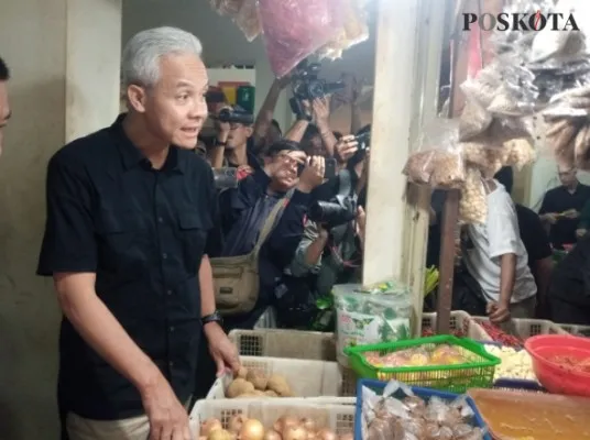 Capres nomor urut 3, Ganjar Pranowo temui pedagang di Pasar Jatiasih, Bekasi. (Ihsan Fahmi).