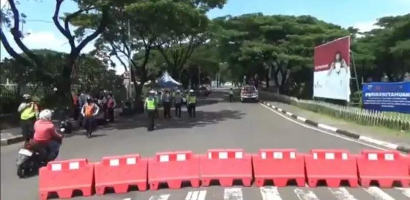 Penyekatan ganjil genap di TMII.(Cr02)