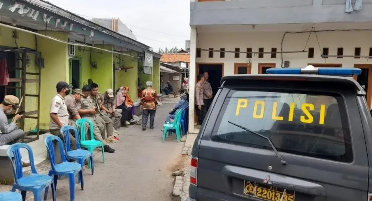 Polisi saat melakukan cek TKP korban ditemukan gantung diri di salah satu kontrakan di Bekasi. (Ist).