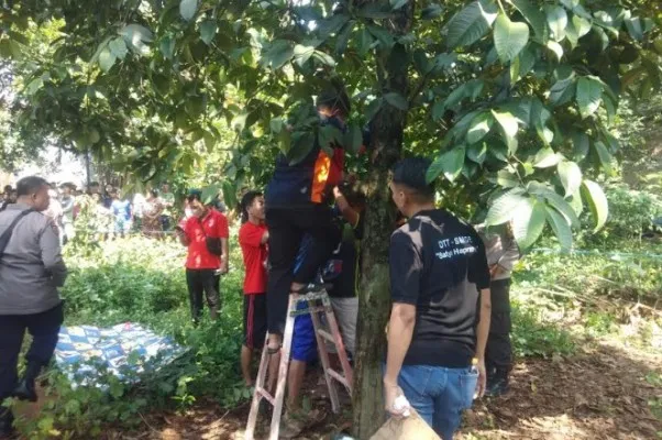 Petugas kepolisian saat mengevakuasi korban. (Humas Polsek Bantargebang).