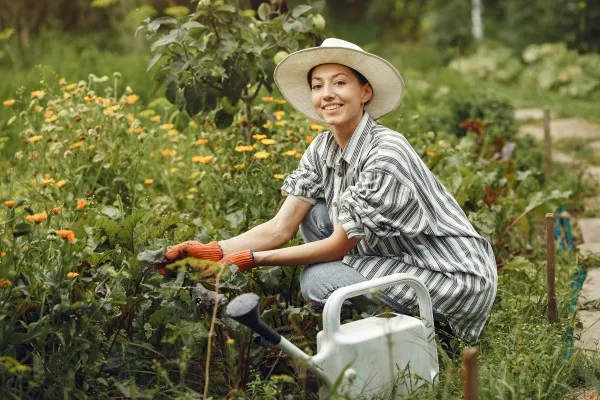 Ini cara olahraga saat berkebun yang bisa kamu lakukan, worth it loh. \