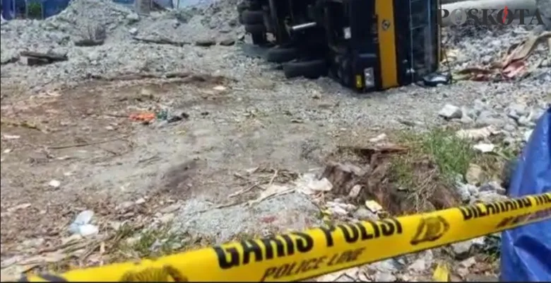 Polisi memasang garis polisi di lokasi TKP alat kendaraan Crane yang ambruk di proyek pengerjaan penampungan air milik PDAM (angga)