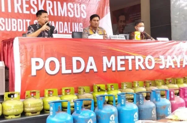 Konferensi Pers pengungkapan kasus pengoplosan gal elpiji subsidi 3 kilogram ke gas elpiji nonsubsidi 12 kilogram di Mapolda Metro Jaya, Jumat (23/12). (Ist)