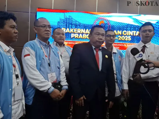 Ketua Umum Gerakan Cinta Prabowo (GCP), Kurniawan bersama perwakilan Ketua DPD dalam Rakernas GCP 2024-2025 di Hotel Lorin, Sentul, Kabupaten Bogor pada Senin, 11 November 2024. (Poskota/Angga Pahlevi)