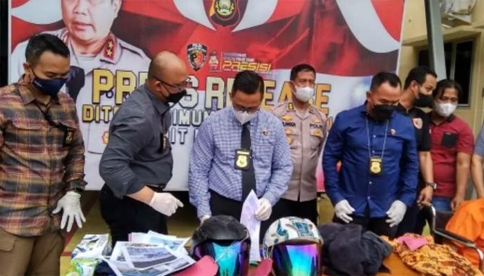 Direktur Reserse Kriminal Umum Polda Sumsel, Kombes Pol Anwar Reksowidjojo didampingi Kasubbid Penmas Polda Sumsel  AKBP Erlangga, saat rilis pelaku.(Ist)