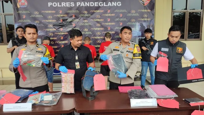 Wakapolres Pandeglang saat menunjukan barang bukti hasil tindak pidana kejahatan. (Foto: Samsul Fatoni).