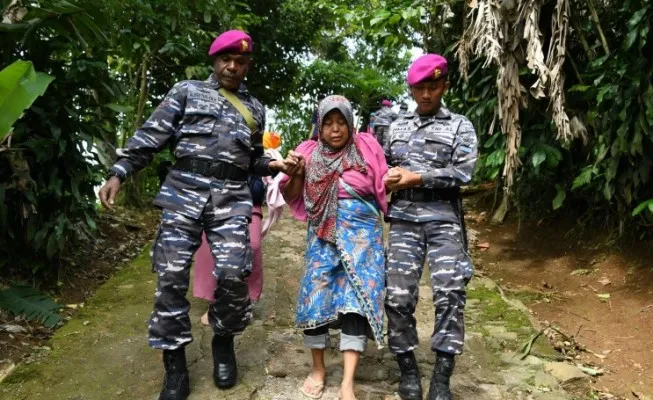 Prajurit TNI AL bantu lansia korban gempa.(Ist/Dispenal)