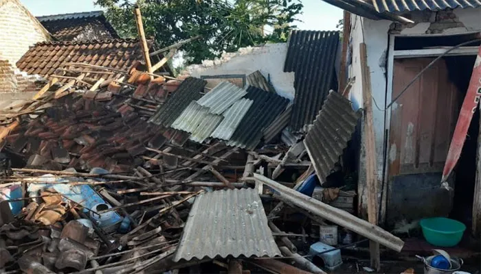 Rumah Warga yang rusak akibat gempa M 5,1 di Jember. (foto: dok BNPB)