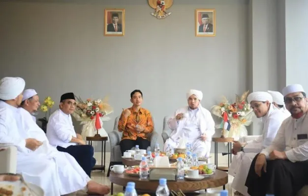 Sekjen Partai Gerindra Ahmad Muzani bersilaturahmi dengan Walikota Solo Gibran Raka Buming Raka (foto/ist)