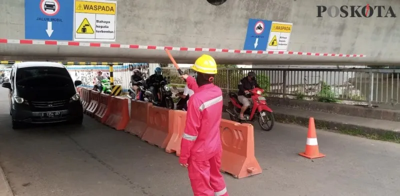 Para pengendara yang melintasi jalan dan jembatan Antelope ditengah pembangunan girder KCIC. (Ihsan Fahmi).