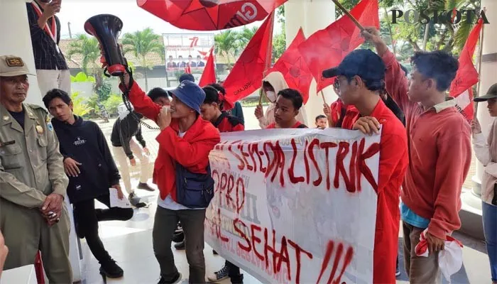 Para aktivis GMNI saat demo di depan Gedung DPRD Pandeglang. (Samsul Fatoni).