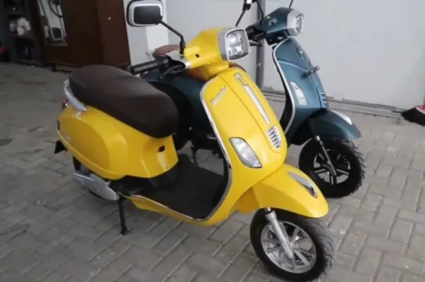 Motor listrik Greentech GT VP memiliki tampilan mirip Vespa dan dijual dengan harga murah. (Tangkap Layar YouTube/Berita Otomotif)