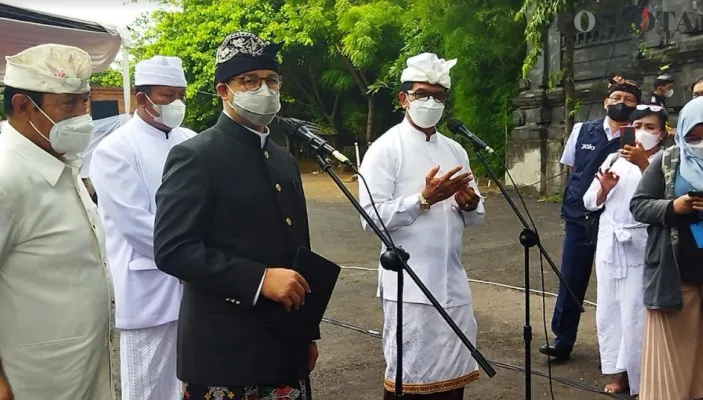 Gubernur DKI Jakarta, Anies Baswedan (kiri) bersama Ketua SDHD DKI Jakarta, Made Sudarta di Pura Aditya Jaya, Rawamangun, Jakarta Timur, Rabu (2/3/2022) (ardhi)