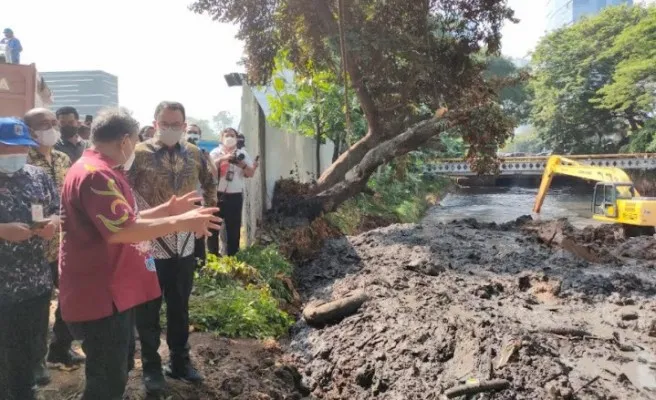 Gubernur Anies Baswedan tinjau pengerukan kali krukut di Tanah Abang, Jakarta Pusat. (cr05)