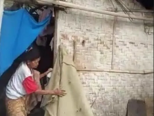 Seorang nenek renta di Pandeglang tinggal di gubuk reyot. (Foto: tangkapan layar video).