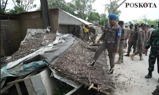 Petugas satpol pp saat sedang mebongkar gubuk asmara untuk prostitusi. (Foto/Veronica)