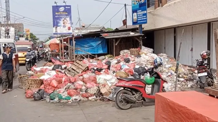 Tumpukan sampah ganggu aktivitas di Jalan Yos Sudarso, Cikarang, Kabupaten Bekasi. (Dok:Poskota/Ihsan).