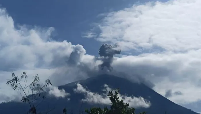 Gunung Ile Lewotolok, Kabupaten Lembata, Nusa Tenggara Timur (NTT) meletus. (Dok. Pos PGA Ile Lewotolok)