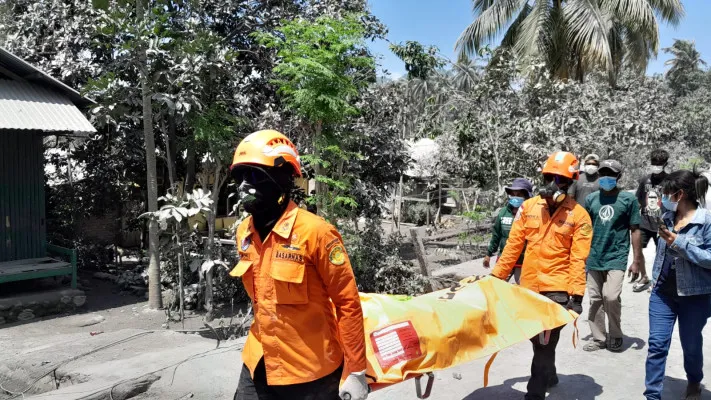 Tim SAR saat mengevakuasi korban tewas dalam erupsi Gunung Lewotobi Laki-Laki, Flores Timur, Nusa Tenggara Timur (NTT). (Dok. Basarnas)