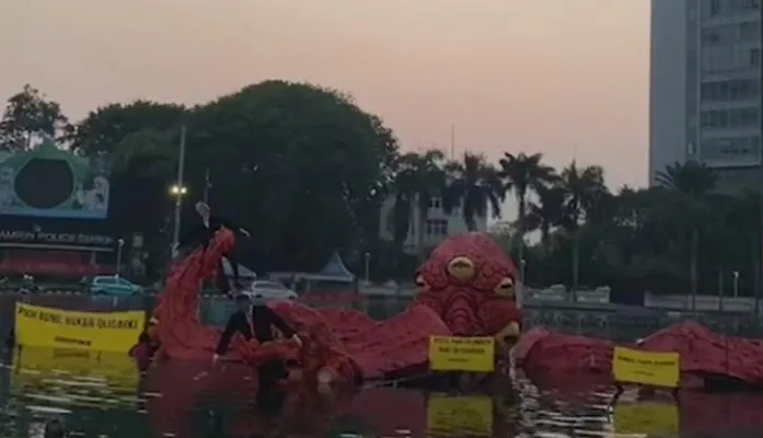 12 pengunjukrasa diamankan karena masukkan boneka gurita raksaksa ke kolam bunderan HI.(Ist/tangkapan layar)