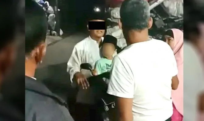 Anggota Bhabinkamtibmas Kelurahan Kemiri Muka Aiptu Rojuddin, bersama warga mengamankan seorang guru ngaji cabuli belasan santri perempuan. (Foto/angga)