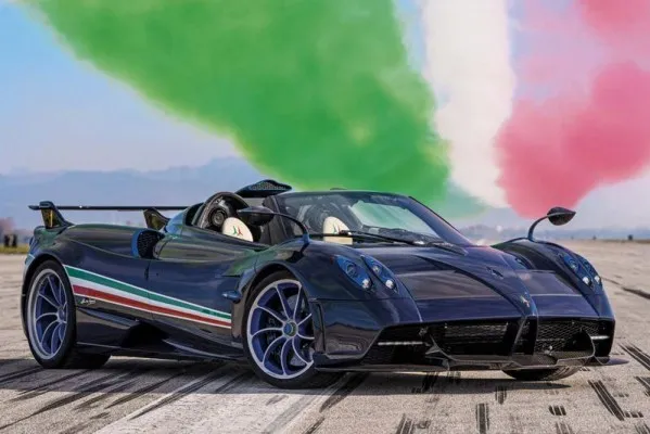 Pagani Huayra yang memulai debutnya pada tahun 2011. (foto/autoweek)