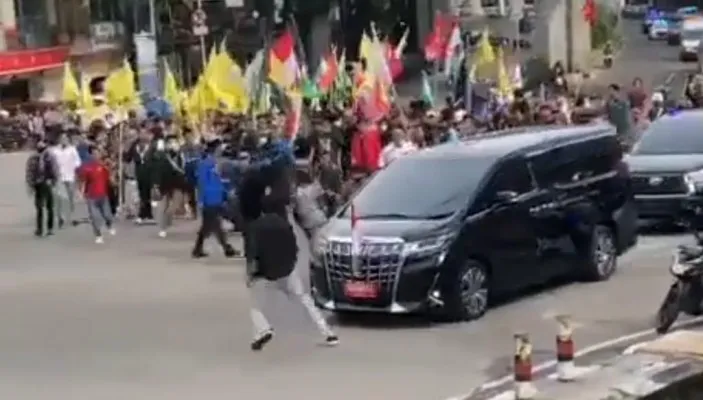 Aksi demo mahasiswa menolak kenaikan BBM berusaha menghadang mobil rombongan Wapres di Simpang Charitas, Kota Palembang, Sumatera Selatan pada Rabu (7/9/2022).(Tangkapan layar video)