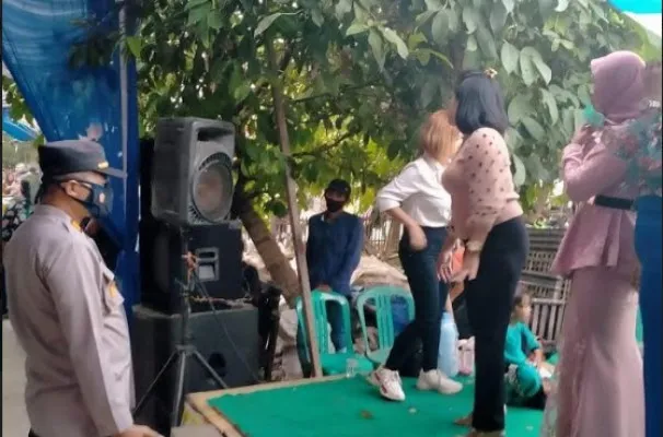 Kapolsek Cabangbungin AKP Sukarman memberikan imbauan terkait sebuah acara pernikahan yang menimbulkan kerumunan agar lekas warga membubarkan diri (ist)