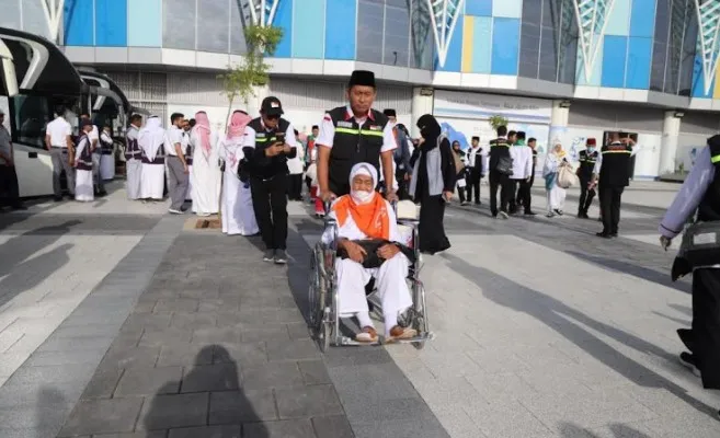 Foto: Jemaah Haji asal DKI Jakarta pertama mendarat di Bandara Madinah, Arab Saudi. (ist)