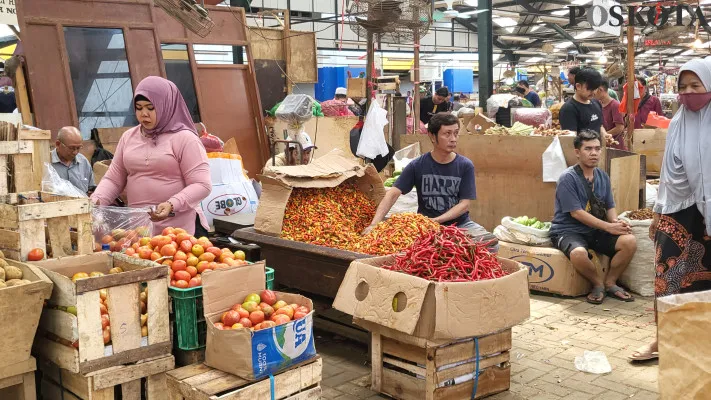 Aktivitas pedagang di Pasar Induk Kramat Jati, Jakarta Timur pada Kamis, 12 Desember 2024. (Poskota/Pandi Ramedhan)