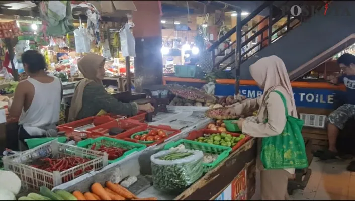 Aktivitas perniagaan di Pasar Tomang Barat, Grogol Petamburan, Jakarta Barat, Kamis, 26 Desember 2024. (Poskota/Pandi Ramedhan)