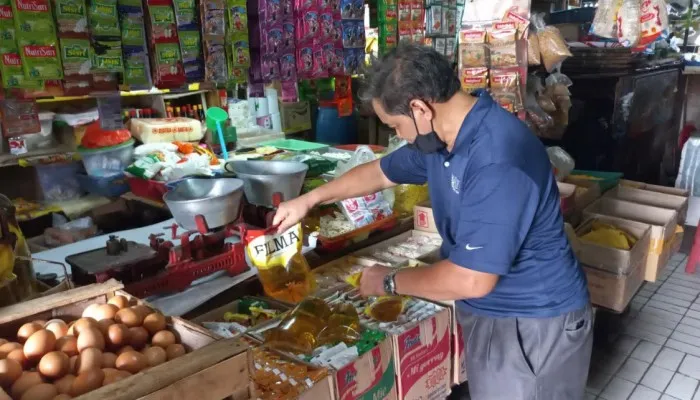 Syawal (65) pedagang sembako di Pasar Slipi, Kemanggisan, Palmerah, Jakarta Barat.(ist)