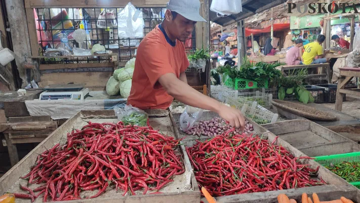 Salah seorang pedagang sayur di Pasar Badak Pandeglang, Kamis, 12 Desember 2024. (Poskota/Samsul Fathony)