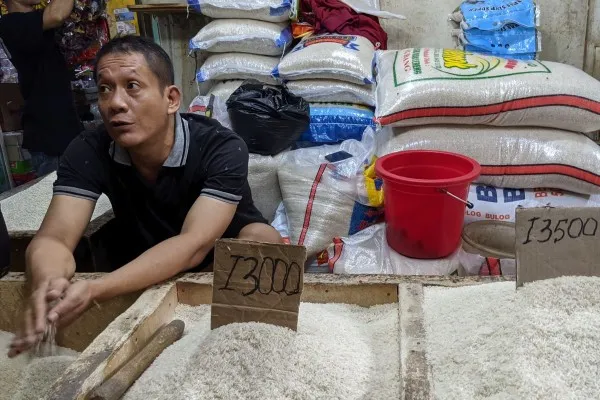 Seorang pedagang beras di Pasar Cibinong, Kabupaten Bogor. (Poskota.co.id/Panca Aji)