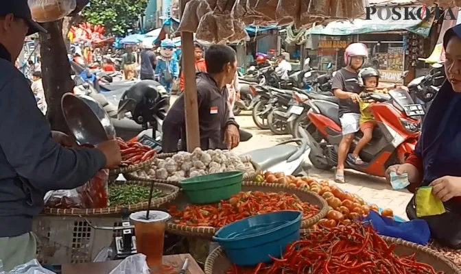 Salah seorang pedagang cabai di Pasar Rangkasbitung, Kabupaten Lebak saat melayani pembeli, Rabu, 18 Desember 2024. (Poskota/Samsul Fathony)