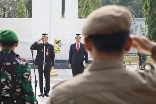 Pj Bupati Tangerang, Andi Ony dalam Upacara Peringatan Hari Pahlawan 2024 di Taman Makam Pahlawan (TMP) Raden Aria Wangsakara, Jalan Lengkong Kiai, Lengkong Kulon, Kecamatan Pagedangan, Kabupaten Tangerang pada Minggu, 10 November 2024. (Dok. Pemkab Tangerang)