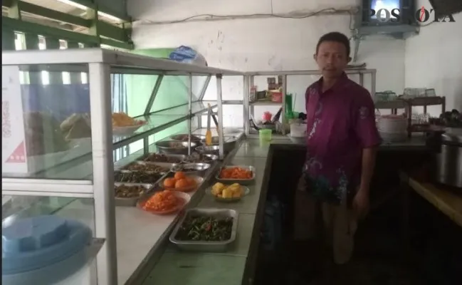 Hasto salah satu pedagang warteg didepan Terminal Mandala, Lebak.  (Yusuf)