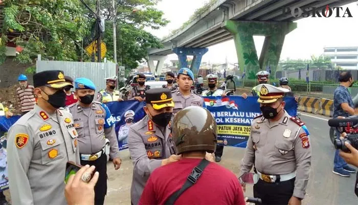 Satlantas Polres Metro Jakarta Barat saat menggelar operasi Patuh Jaya 2022. (foto: poskota/pandi)