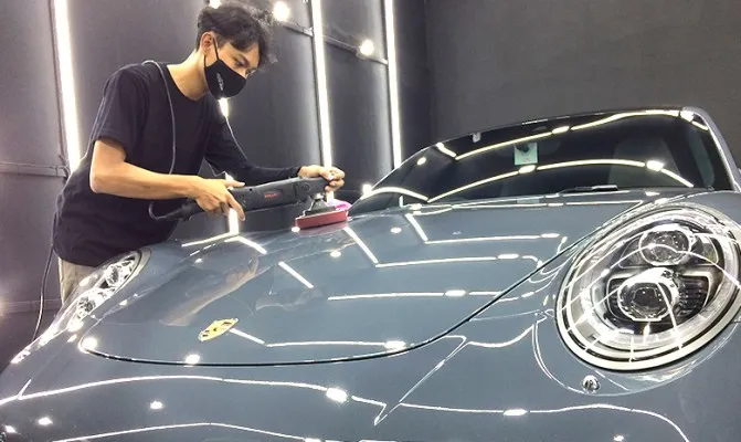 Autodetailing dan laminating yang memberikan perlindungan pada cat kendaraan. (Foto/reza)